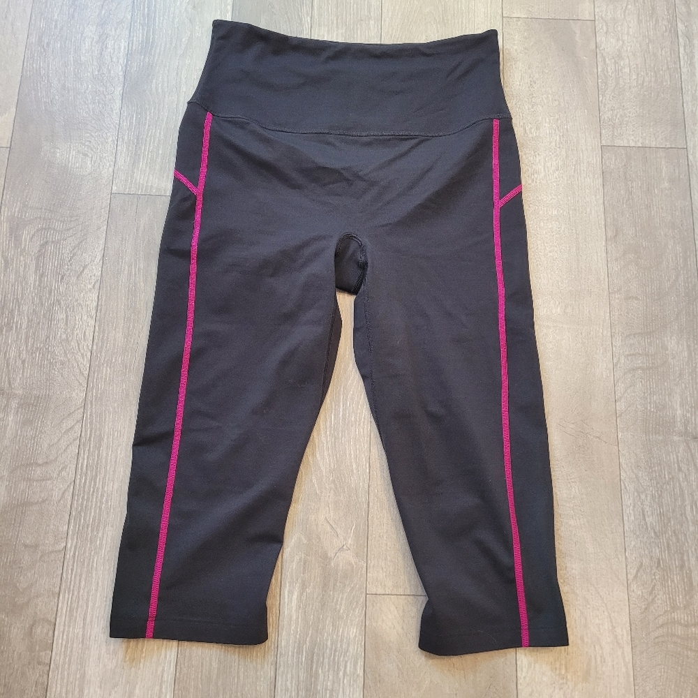 SPANX black capri leggings with pink trim. Size large